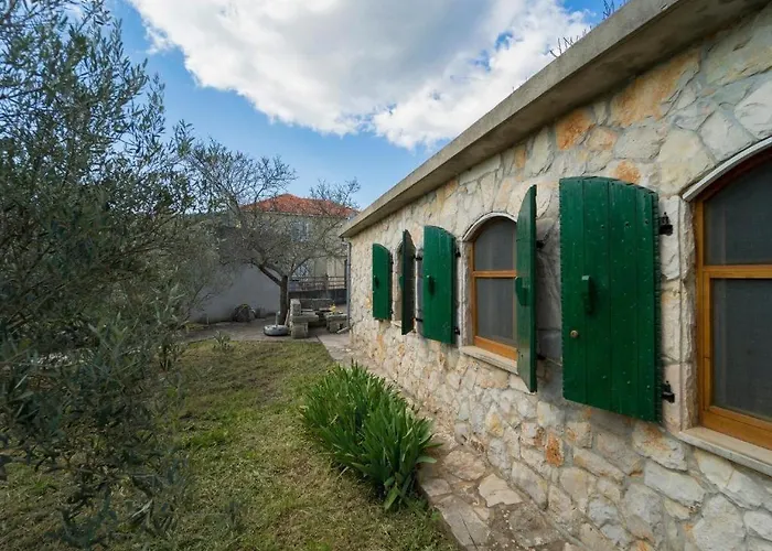 Stone House Anja Semesterbostad