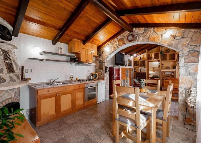 Stone House Anja Semesterbostad *