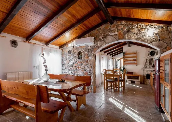 Stone House Anja Semesterbostad