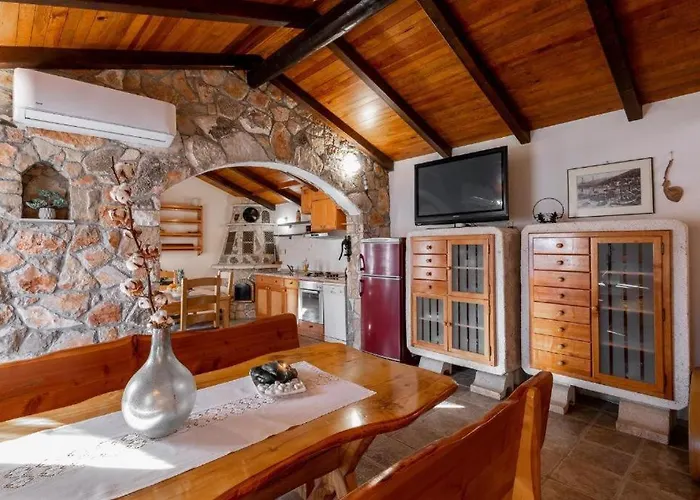 Stone House Anja Semesterbostad *