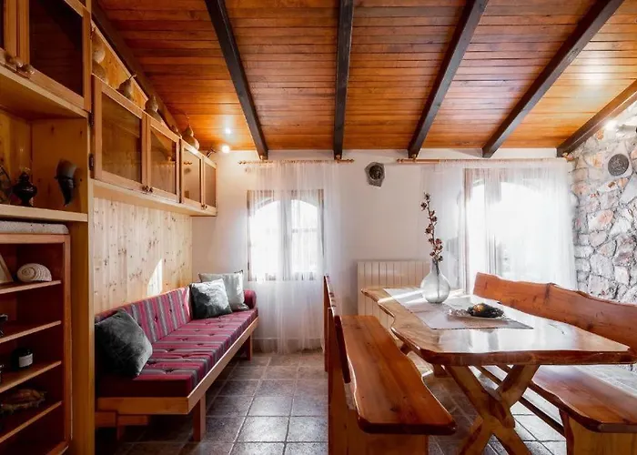 Stone House Anja Semesterbostad